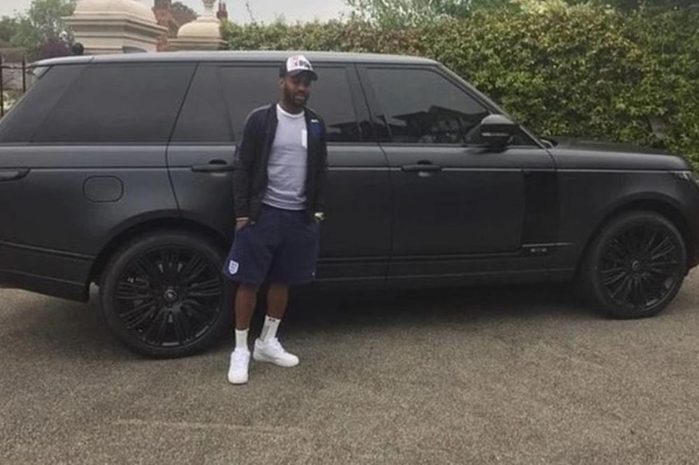 UHAPŠEN ENGLESKI FUDBALER ZBOG JEZIVE SAOBRAĆAJKE: Auto ostao bez točka, umalo poginuo, a mogao je i da ubije nekog