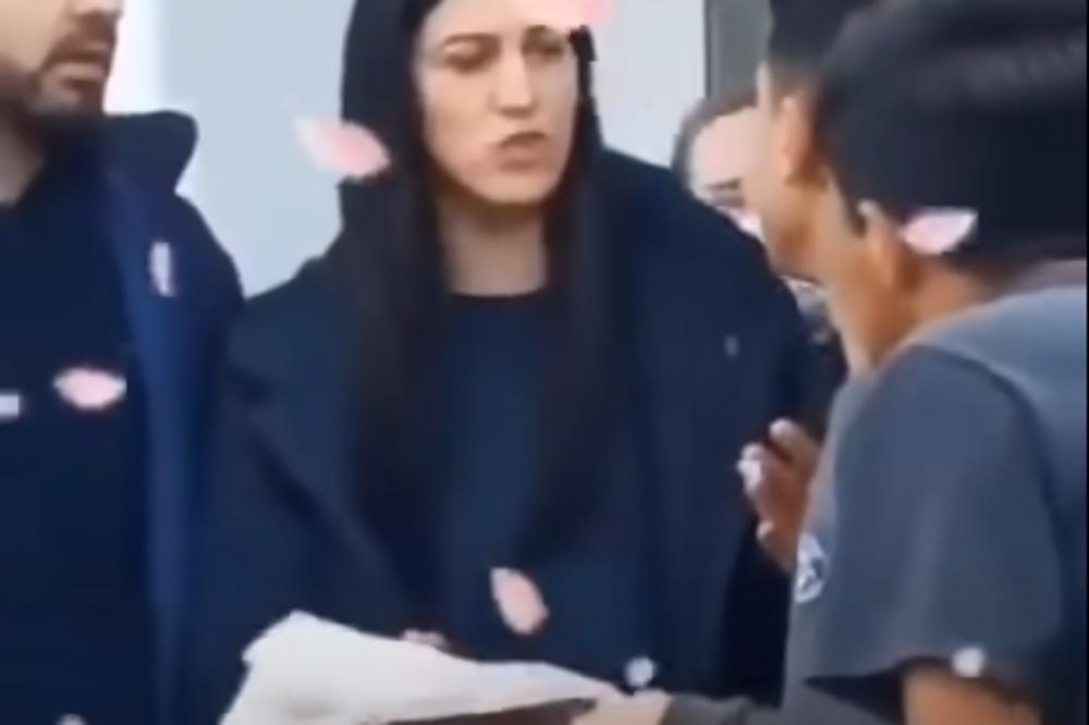 MALOLETNI MIGRANTI U BOGOVAĐI TERALI DEVOJKU DA LJUBI PROSTIRKU KOJU JE ZGAZILA: Srbija besna, sad se oglasio i MUP