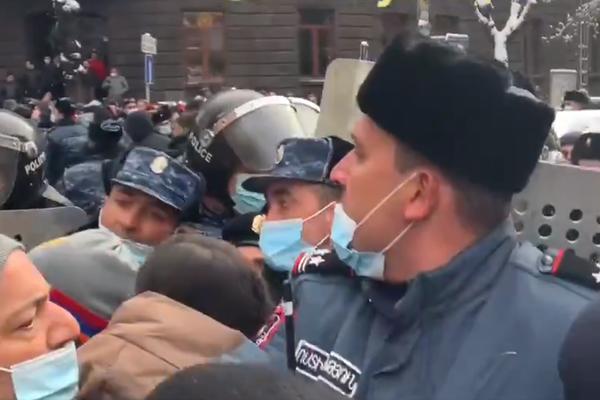 BLOKIRANA ZGRADA VLADE U JEVERANU, POLICIJA I PROTESTANTI SE SUKOBLJAVAJU: Jermene odvode u zatvor! (VIDEO)