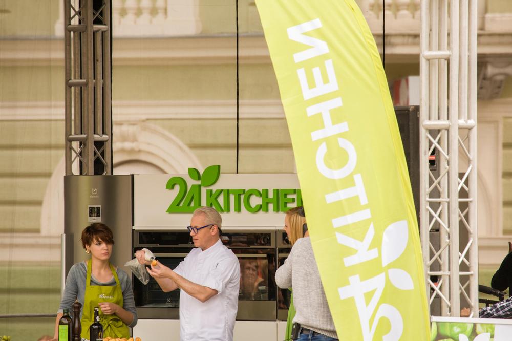 NAJČUVENIJI SVETSKI KUVAR PRAVIO VASINU TORTU: Sastojke je merio na TRADICIONALAN NAČIN - pogledajte! (VIDEO)