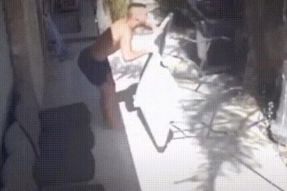 OVAJ MLADIĆ UMALO NIJE SAM SEBE KASTRIRAO! Zaboleće vas dok budete GLEDALI! (VIDEO)