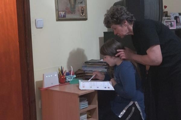 BAKA IM JE I OTAC I MAJKA: Desetogodišnja devojčica je posle saobraćajne nesreće u STABILNOM stanju (FOTO)