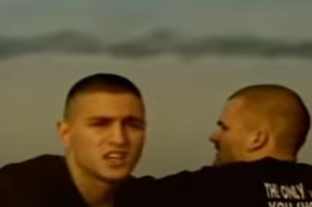 DOBILA JE METAK U ČELO.. Pesma popularnog pevača ZGROZILA JAVNOST, svi u suzama NAKON OVOG SAZNANJA! (VIDEO)