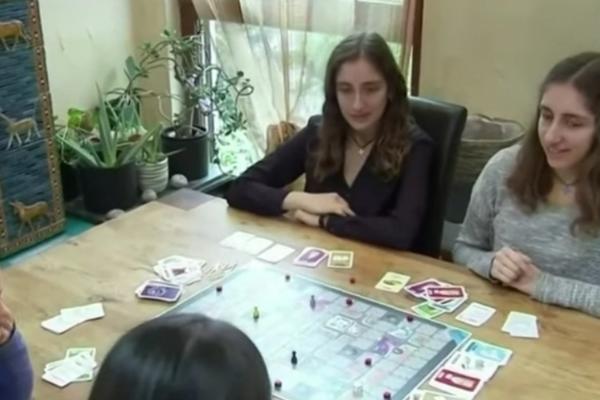 SESTRE NAMLATILE NOVAC U DOBA KORONE: Smislile društvenu IGRU koja je POSTALA HIT, a ima JEZIVO ime! (FOTO)