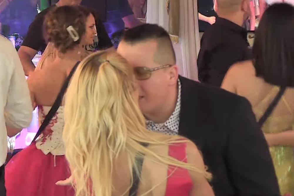 PRIKAZANA ŽESTOKA AKCIJA UŽIVO! Usred žurke mu STIMULISALA MEĐUNOŽJE, on nije mogao da se obuzda, pa navalio...