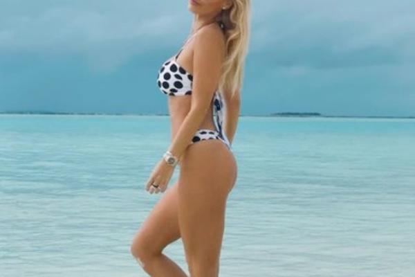 ŽENA POZNATOG FUDBALERA ZAPALILA INTERNET U TOPLESU: Krupan kadar doveo sve do VRHUNCA, opustila se previše! (FOTO)