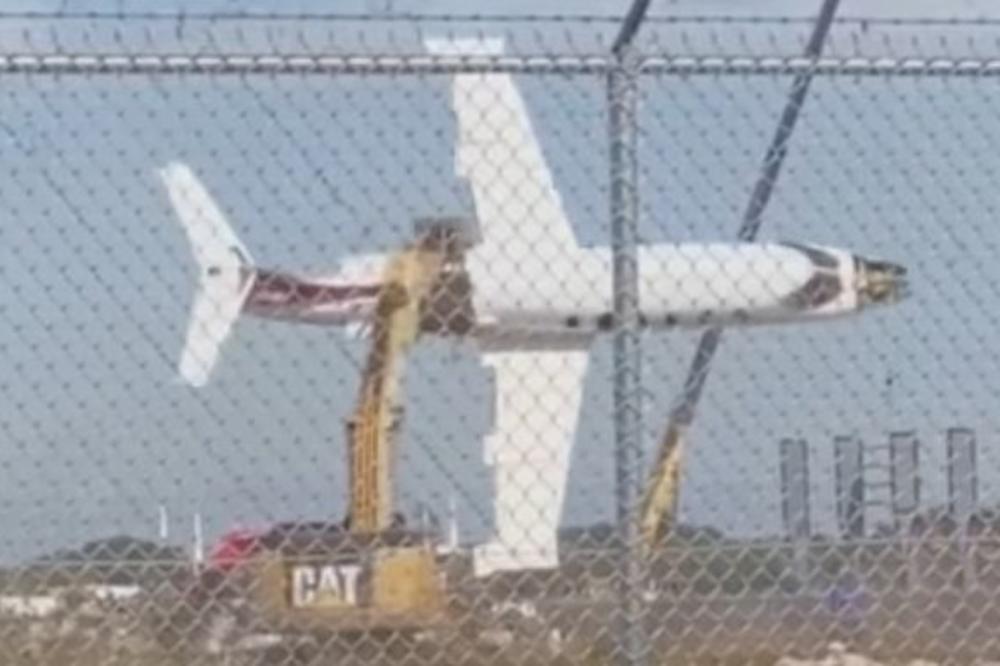 LUDO SE ZABAVIO NA OTPADU: Ovaj čovek se poigrao IGRAČKAMA ZA ODRASLE! (VIDEO)