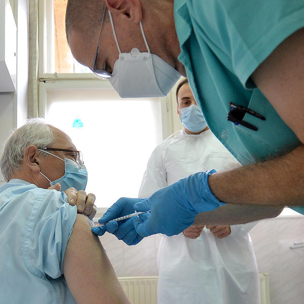 PROŠLO JE VIŠE OD 6 SATI OD VAKCINACIJE, a evo kako se osećaju doktorka Darija i doktor Kon!