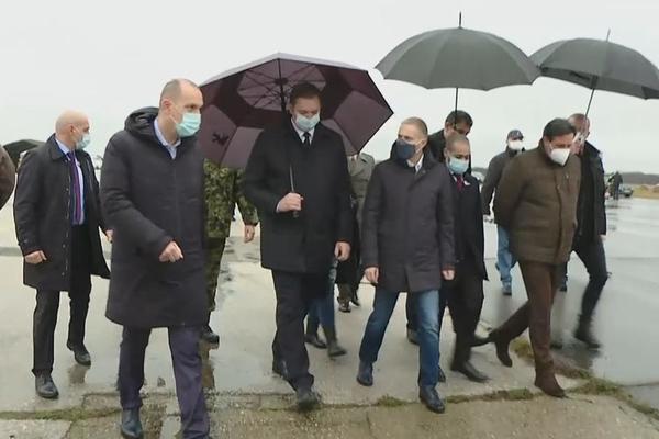 PUN MEDICINSKE OPREME: Vučić lično dočekao avion sa višemilionskom donacijom i poručio: POBEDIĆEMO KORONU!