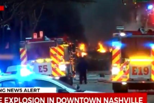 POZNAT UZROK EKSPLOZIJE U NEŠVILU, VATRA NE POSUSTAJE: Požar zahvatio ZGRADE! (VIDEO)