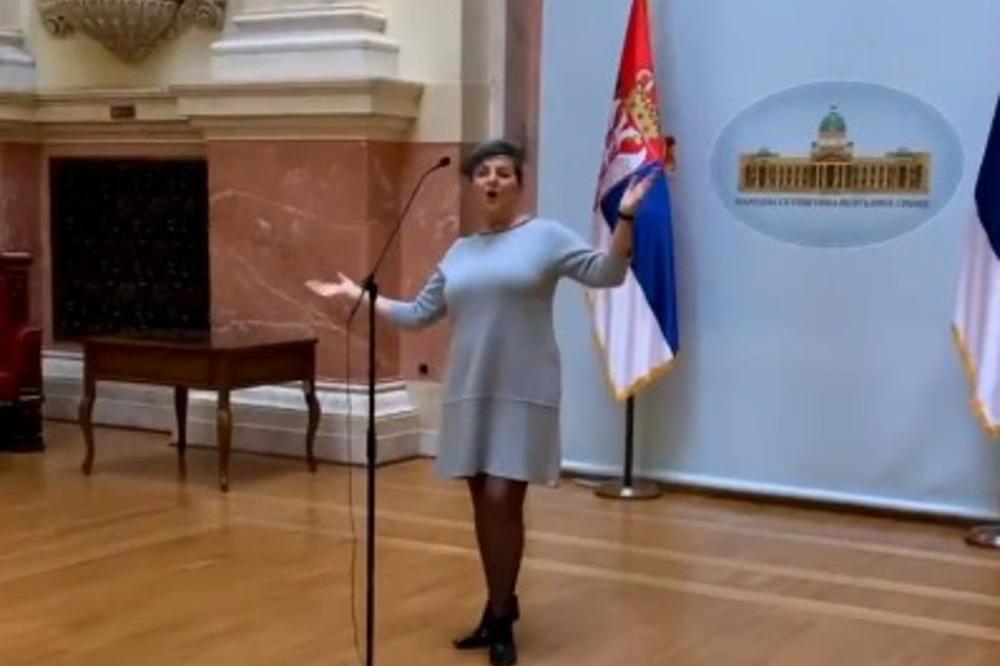ANA BEKUTA ZAPEVALA U SKUPŠTINI! Nakon ovoga nacija osula KAMENJE po njoj, oglasila se i zapušila im USTA! (VIDEO)