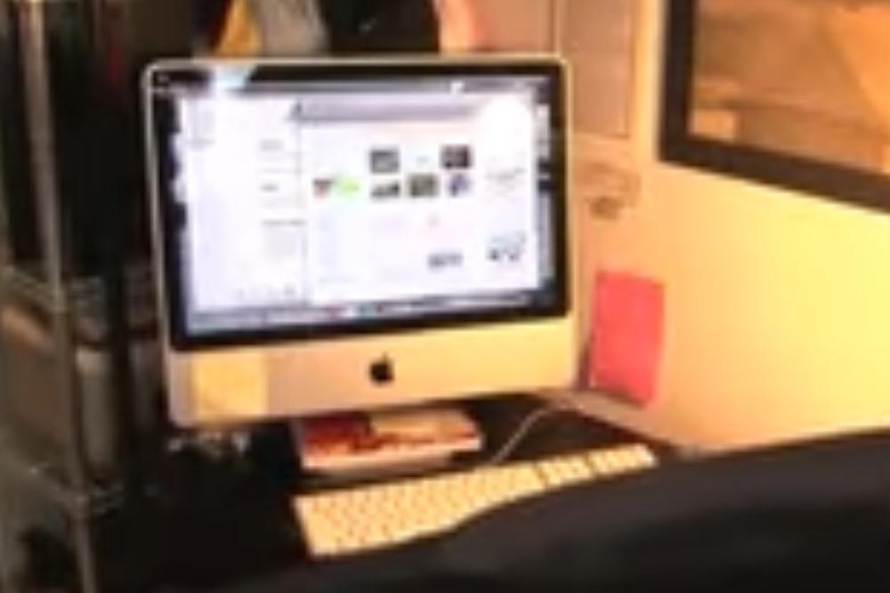 ONA ŽIVI U STANU OD OSAM KVADRATA I TU DOVODI PREKO OSMORO LJUDI: Pogledajte samo ovaj prostor! (VIDEO)