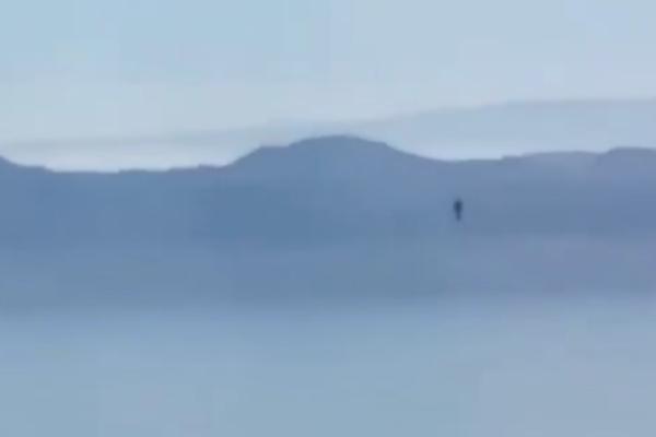 ČUDO na nebu iznad Amerike! Posada aviona zabeležila NEVEROVATAN prizor, primećen LETEĆI čovek (VIDEO)