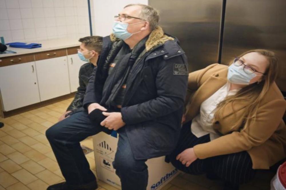 KORONA-SKANDAL TRESE HRVATSKU: Glavni epidemiolog, Krunoslav Capak slikao se sedeći na VAKCINAMA! (FOTO)