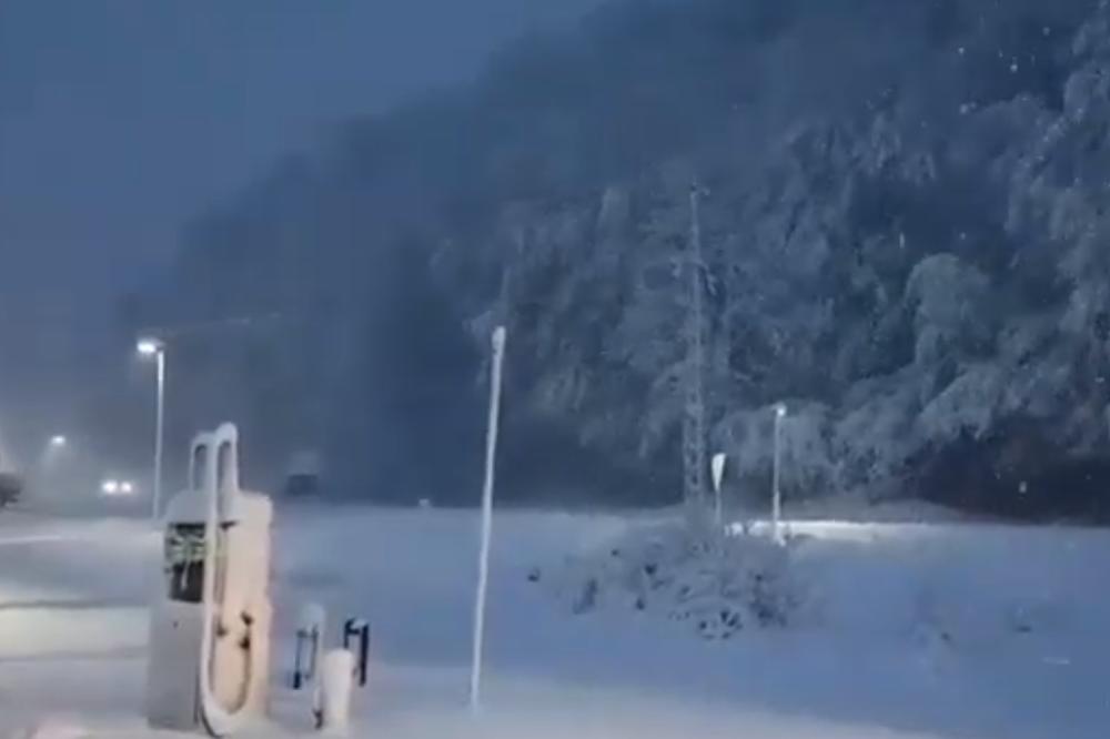 VELIKO NEVREME U CRNOJ GORI: Delovi severa zemlje bez struje, ekipe na terenu, sneg je ZATRPAO SVE! (VIDEO)