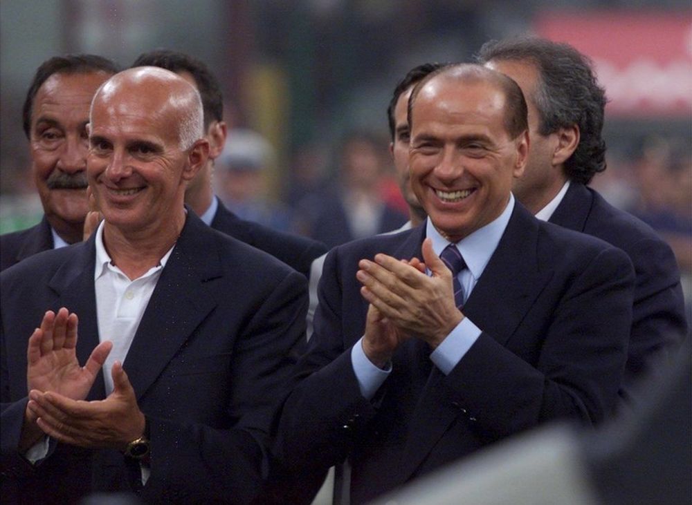 Arigo Saki u društvu Silvija Berluskonija