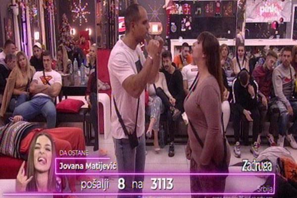 MIKSI, PA KAKVA JE TO CRVENA FLEKA IZMEĐU NOGU? Publika zapazila DETALJ zbog kojeg su masovno POVRAĆALI!