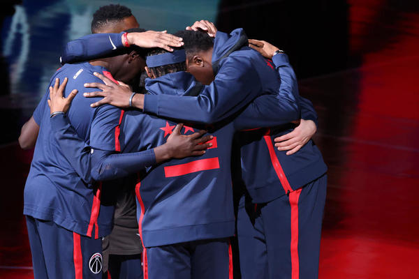 ŠTA RADIŠ ČOVEČE? Košarkaš uspeo da zakuca loptu na vlastiti koš!