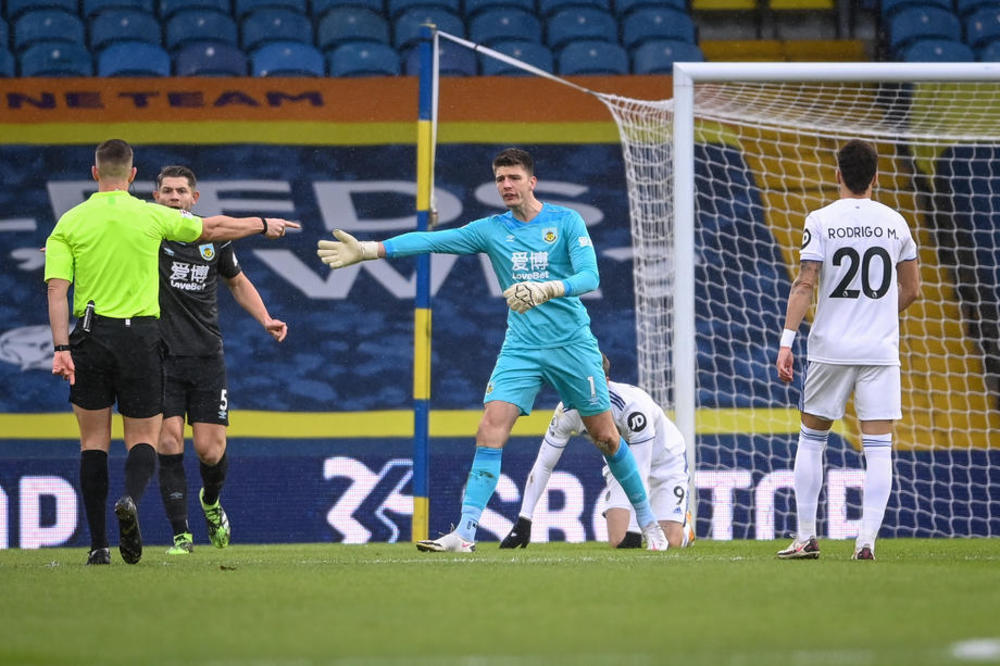 Lids junajted, Burnli, Penal