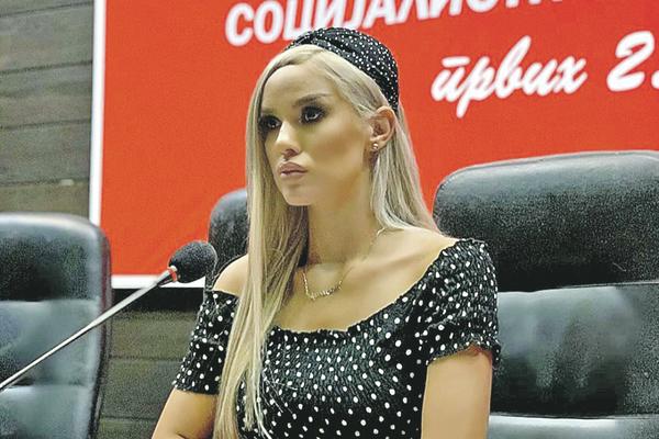 JEDNA OD NAJLEPŠIH POLITIČARKI U SRBIJI POKAZALA MUŠKARCA! Objavila fotografiju sa njim, ko je ovo pored lepe Ane?