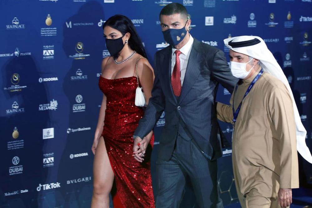 KRISTIJANO RONALDO NAJBOLJI FUDBALER VEKA: Ali su svi na dodeli zevali u butke i grudi Heorhine Rodrigez! (VIDEO)