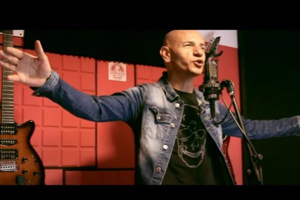 ZNA SE KO JE PEVAČ SA KORONA ŽURKE U VRČINU! Hrvat je, imao je službenu legitimaciju! (FOTO)