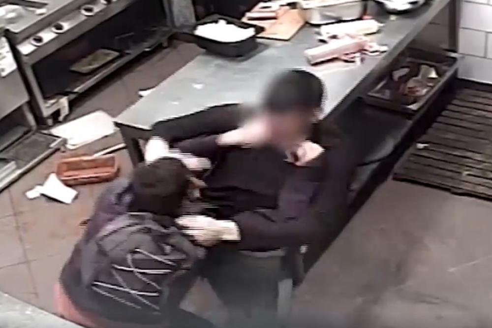 RADNIK DOBIO MAKAZE U VRT, PA ISKASAPLJEN SKOČIO DA SE BIJE: Kamere snimale HOROR u jednoj kuhinji u Splitu (VIDEO)