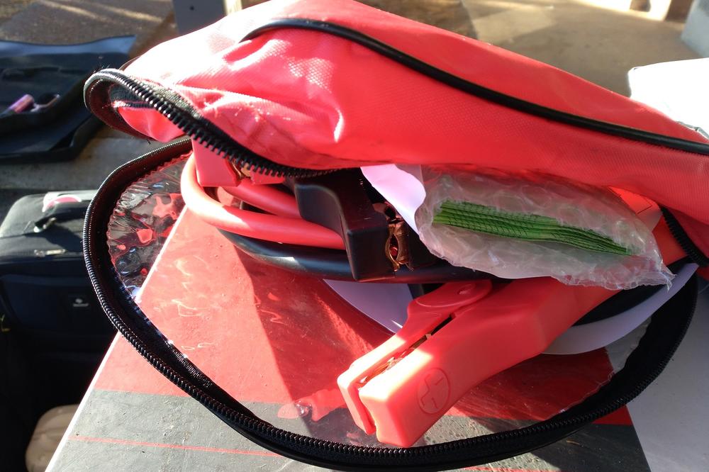 STAVILI DEVIZE U KUTIJU ZA PRVU POMOĆ: Carinici na Gradini zaplenili BRDO novca, a onda je usledio ŠOK! (FOTO)