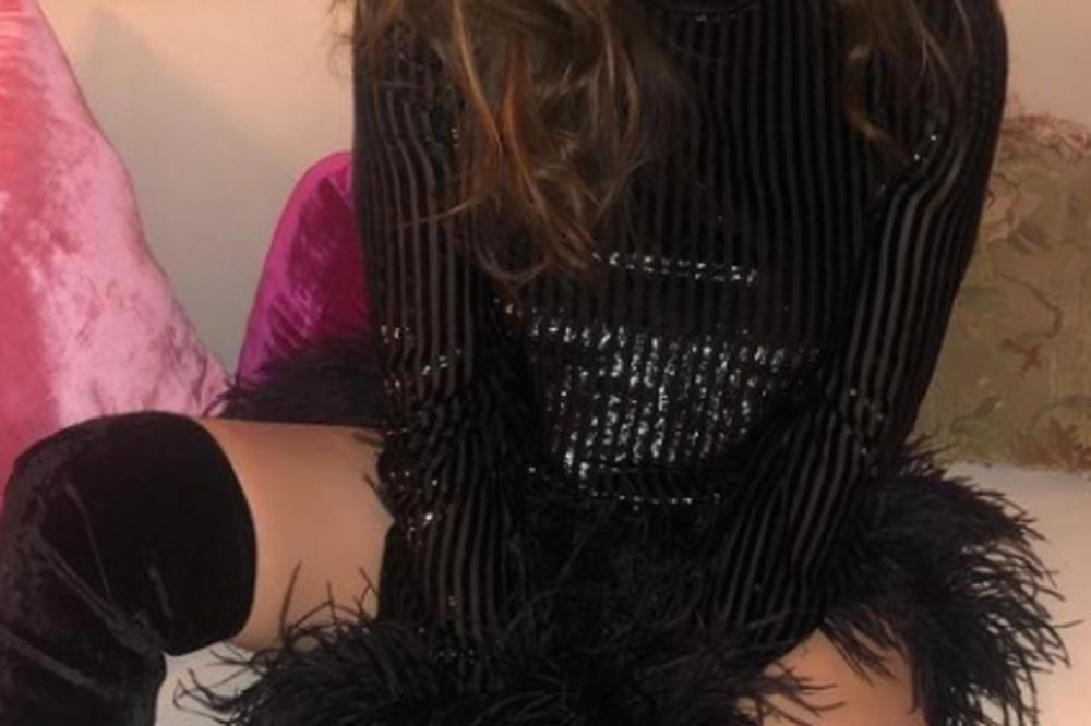 POPULARNA GLUMICA ZA PRAZNIKE SVIMA POKLONILA SVOJE TELO! Slikala se kao SE*SI Mrazica, pa sve bacila u TRANS!