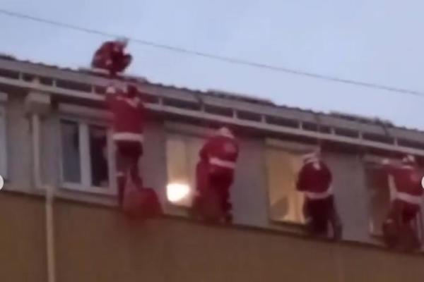 DEČIJI OSMESI SU NAJVAŽNIJI: Deda mrazovi ubacili dečici PAKETIĆE KROZ PROZOR u Tiršovoj