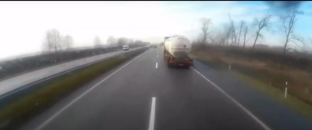 Ako kamion ispred vas upali levi žmigavac, ovo nikako ne radite: Vozač otkrio 