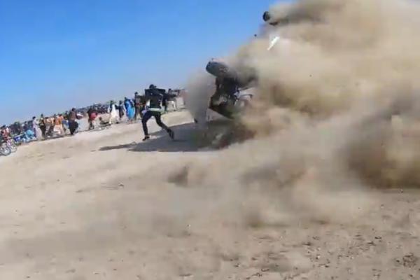 FALIO JE MILIMETAR DA NASTRADA! Pažljivo pogledajte kako je ovaj mladić uspeo da ZAVARA SMRT! (VIDEO)