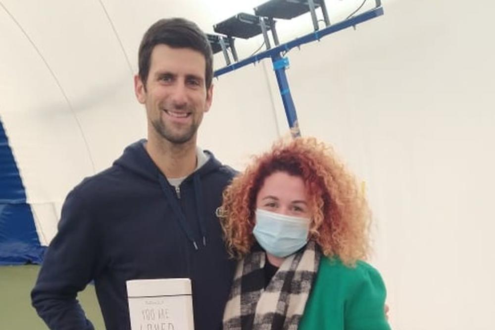 "NOVAČE, NISI NIKOGA IZNEVERIO!" Britanka šeta sa SRPSKOM zastavom na ramenima i uči naš jezik zbog njega!