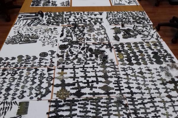NEVIĐENA ZAPLENA NA SRPSKOJ CRNJI: Krijumčari imali arheološku zbirku, uprtili 2.000 predmeta i to kojih! (FOTO)