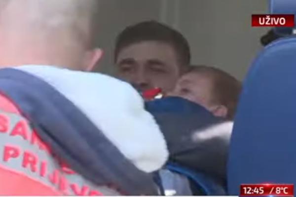 OVAKO SU IZVLAČILI PORODICE IZ RUŠEVINA, ŽALOSNA SCENA OCA SA SINOM U NARUČJU: Žalosna priča iz Petrinje (VIDEO)