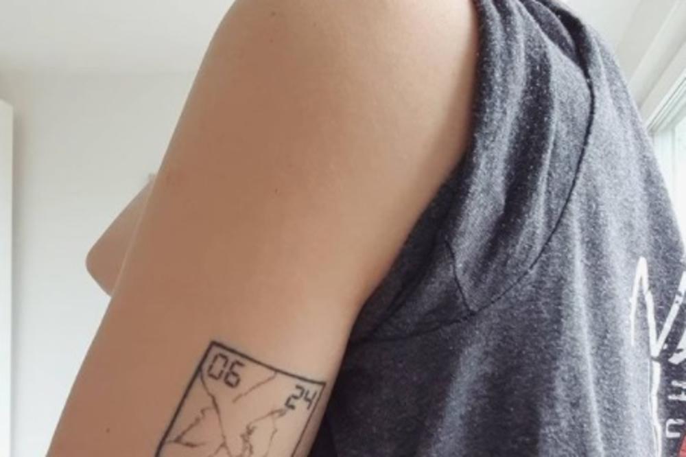 ĆERKA POZNATOG PEVAČA URADILA TETOVAŽU DOK JE ZEMLJOTRES TRESAO SVE! Ništa ne ide po planu! (FOTO)