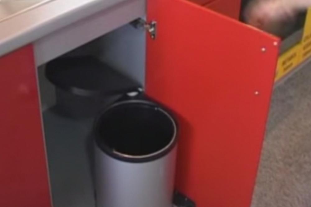 SVE ŠTO ZNATE O STAVLJANJU KESE ZA ĐUBRE JE POGREŠNO: Mudrac sa interneta pokazao kako to TREBA da se RADI! (VIDEO)