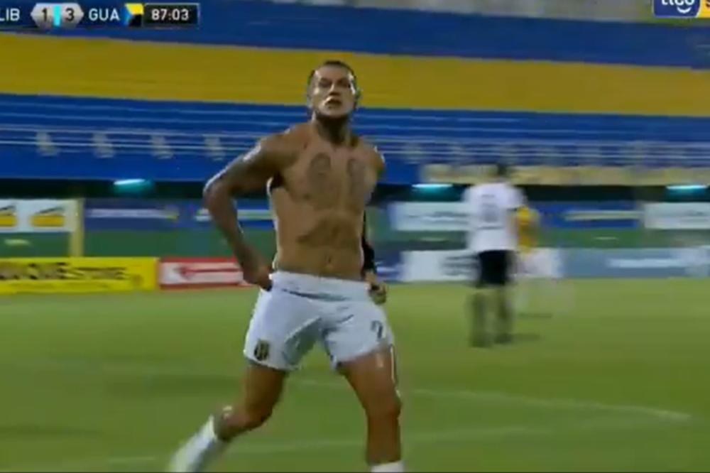 NEOBUZDANA PROSLAVA GOLA SE PRETVORILA U STRIPTIZ: Skidao sve sa sebe, a onda na njega naskočio saigrač! (VIDEO)