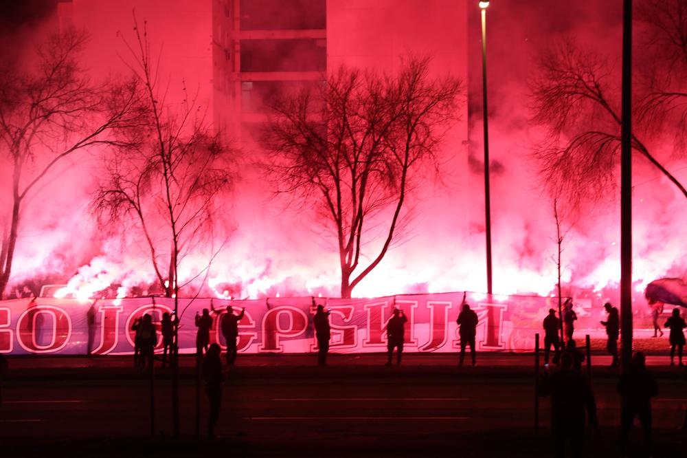 DA SE ČOVEK NAJEŽI: Gori Novi Beograd, Grobari u Irinejevu čast zapalili 40 baklji! (FOTO/VIDEO)