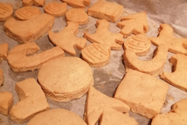 OVU NOVU GODINU ZASLADITE KOLAČIĆIMA SA ĐUMBIROM: Jednu stvar sa brašnom obavezno morate da uradite (RECEPT)