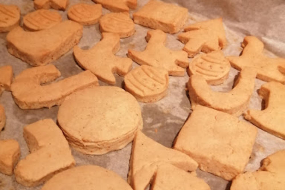 OVU NOVU GODINU ZASLADITE KOLAČIĆIMA SA ĐUMBIROM: Jednu stvar sa brašnom obavezno morate da uradite (RECEPT)