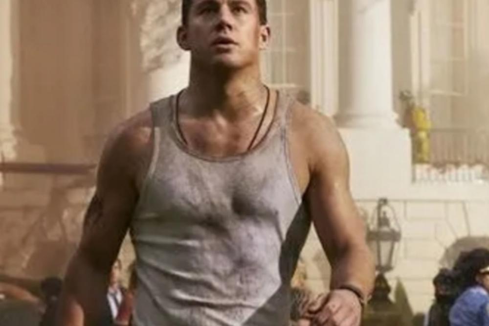 BOG JE BAŠ BIO DAREŽLJIV! TELO ZA MEDALJU, ISKLESAN TORZO KO DA GA SAM MIKALANĐELO VAJAO: Sinuo se do GOLE KOŽE!