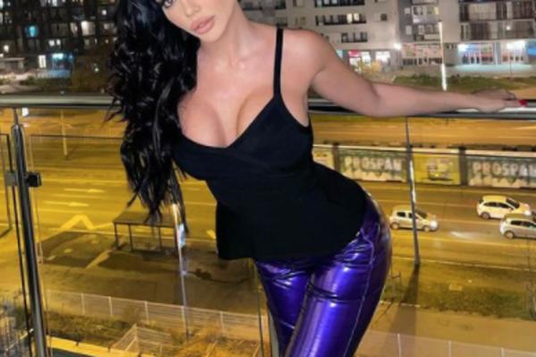 TOPALKOVA MALA KAO U HOROR FILMU! Opružila se sa PUŠKOM u ruci, izbacila HOT G*ZU, spremna na ŽESTOKI napad?!(FOTO)
