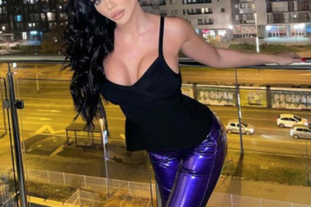 TOPALKOVA MALA KAO U HOROR FILMU! Opružila se sa PUŠKOM u ruci, izbacila HOT G*ZU, spremna na ŽESTOKI napad?!(FOTO)