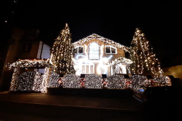SEĆATE SE NAJLEPŠE OKIĆENE KUĆE U BG-u? Išli smo do Voždovca da vidimo da li je korona uništila i ovu bajku (FOTO)