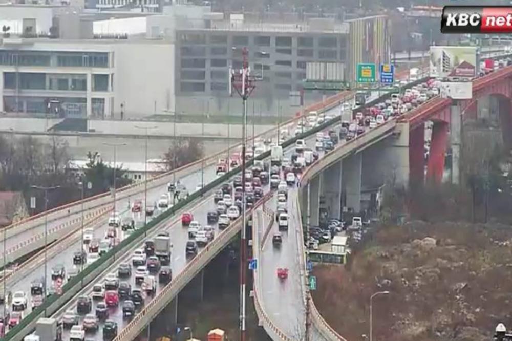 KOLAPS U BEOGRADU: Kiša napravila gužve na Gazeli, Brankovom i Pančevačkom mostu, SVE STOJI