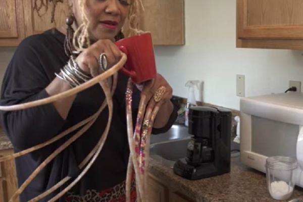 28 GODINA NIJE SEKLA NOKTE, UPISALA SE U KNJIGU REKORDA: Sada ih prodaje, a suma koju traži će vas šokirati!