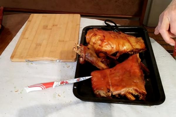 ODUVAĆE VAS KOLIKO JE DOBRO! Hit na PRAZNIČNOM stolu! Recept za PRASETINU iz RERNE (VIDEO)