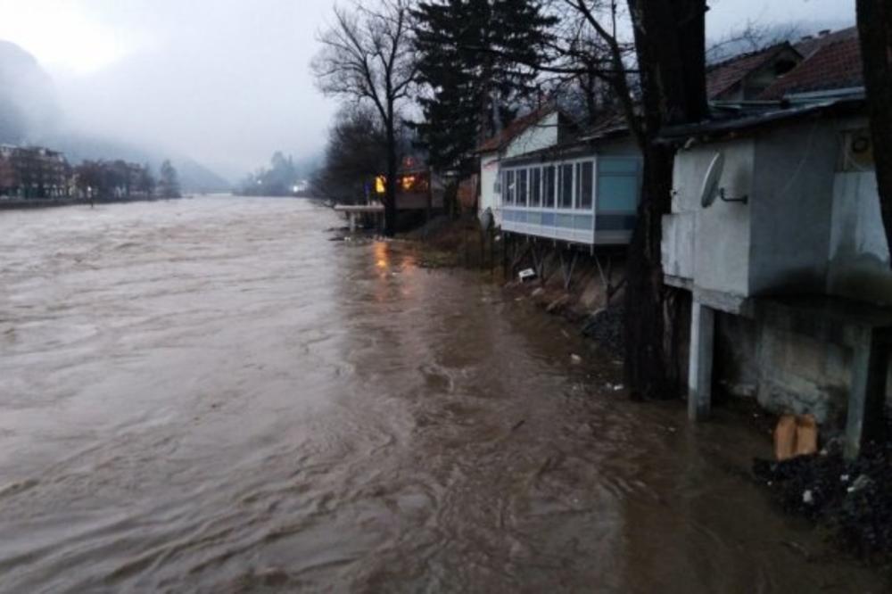 VANREDNA SITUACIJA U VIŠE OPŠTINA: Ubrzano otapanje snega POVEĆAVA mogućnost NOVIH poplava!