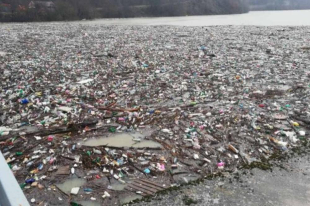 TUGA, SRPSKO JEZERO SE NE VIDI OD SMEĆA: U vodi pluta sva naša sramota (FOTO)